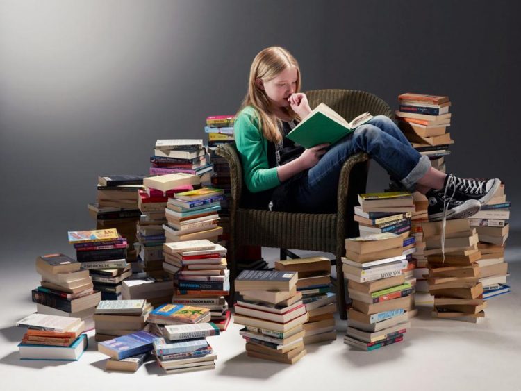 Đọc sách báo và làm bài Reading đem lại hiệu quả rất cao trong việc cải thiện vốn từ và phát âm tiếng Anh&nbsp;