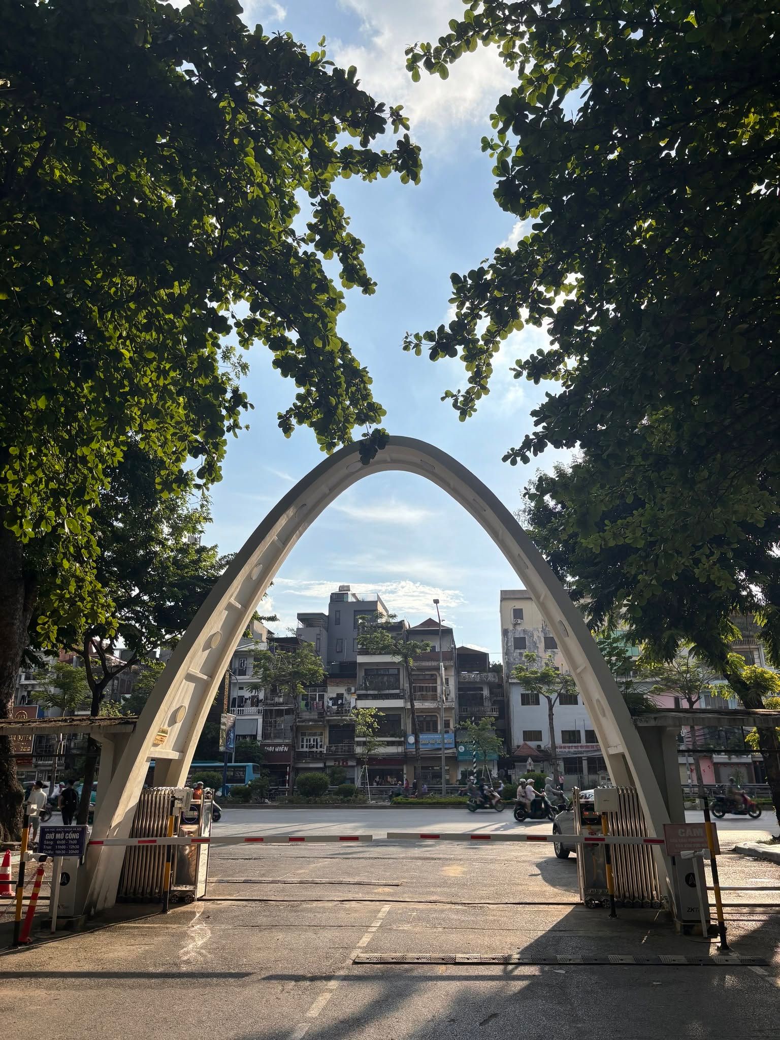 cánh cổng Parabol HUST.jpg
